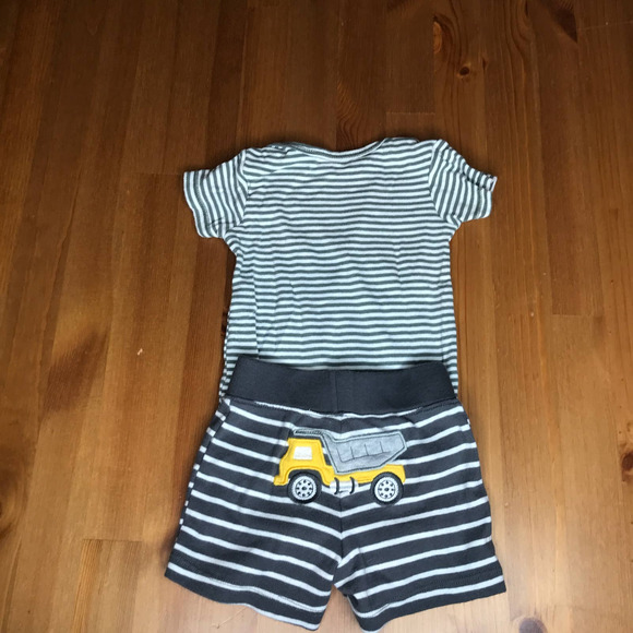 CARTER'S Four Piece Striped Gray Bundle, size 6 months - Picture 5 of 7